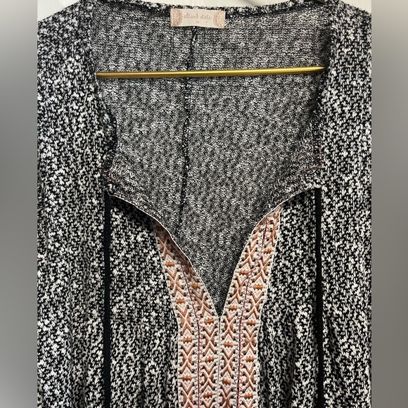 Alter’d state size medium top with draw string collar, butterfly sleeves - Picture 4 of 6